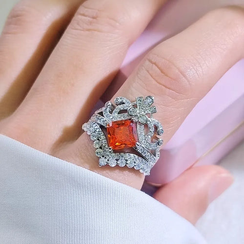 Anillo Brillante con Piedra Roja y Detalles Elegantes